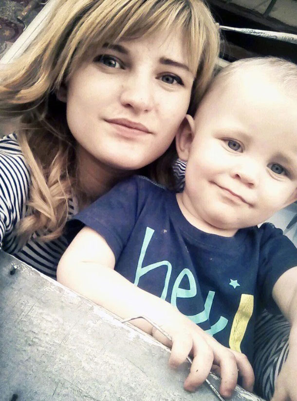 妈妈弗拉季拉瓦和1岁儿子丹尼尔。