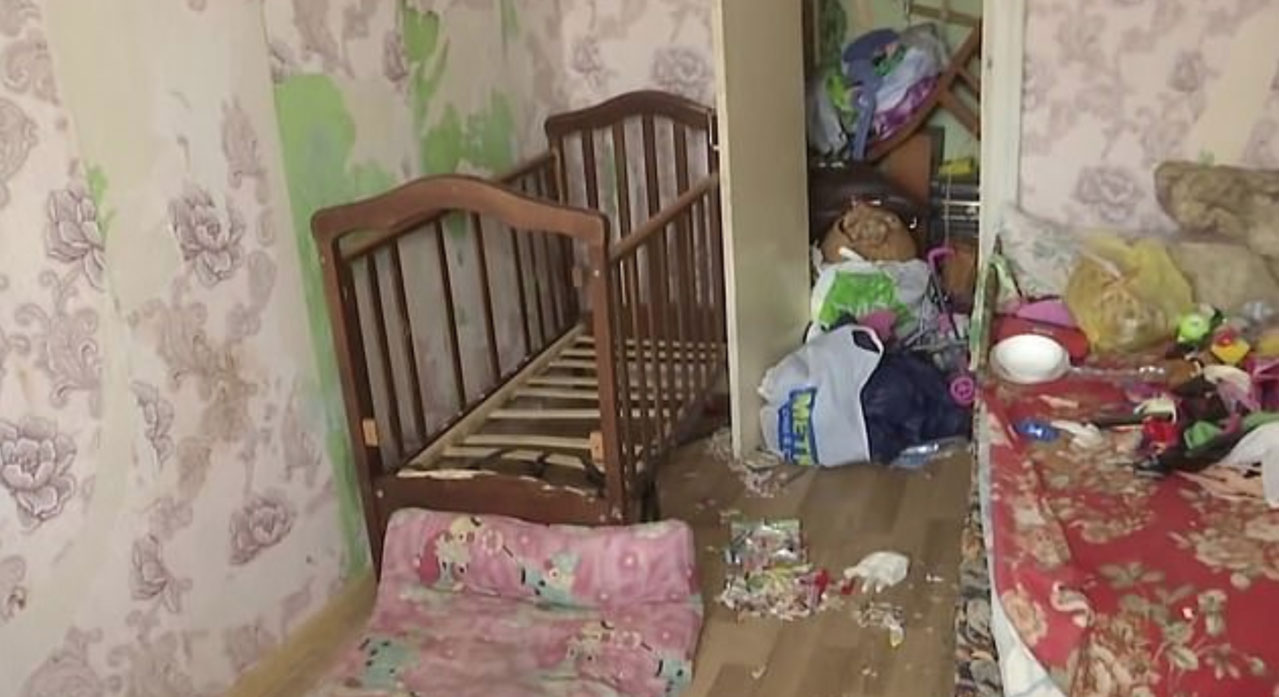 年幼子女被留在房内11天，只靠吃屎尿和壁纸过活。