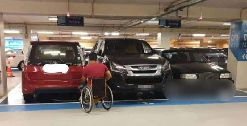 3车“共用”2个残障人士泊车位，通行空隙狭窄，阿里乘坐轮椅无法开门上车。