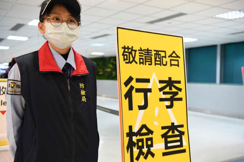 台湾防检局的执法人员在机场进行检疫工作。（档案照）