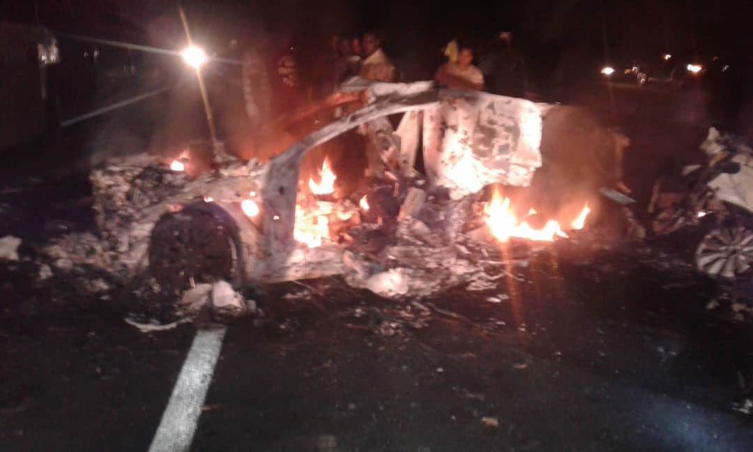 奥迪轿车疑因失控撞向3架泊在路肩的建路机械后着火，导致车内的司机和前座乘客被夹在车内烧死。