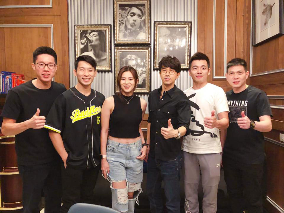 光良（右3）与大马羽毛球队选手吴蔚升（左起）、陈炳顺、吴柳莹、陈蔚强和前羽球国手邹俊英于2日在台北碰面相聚。
