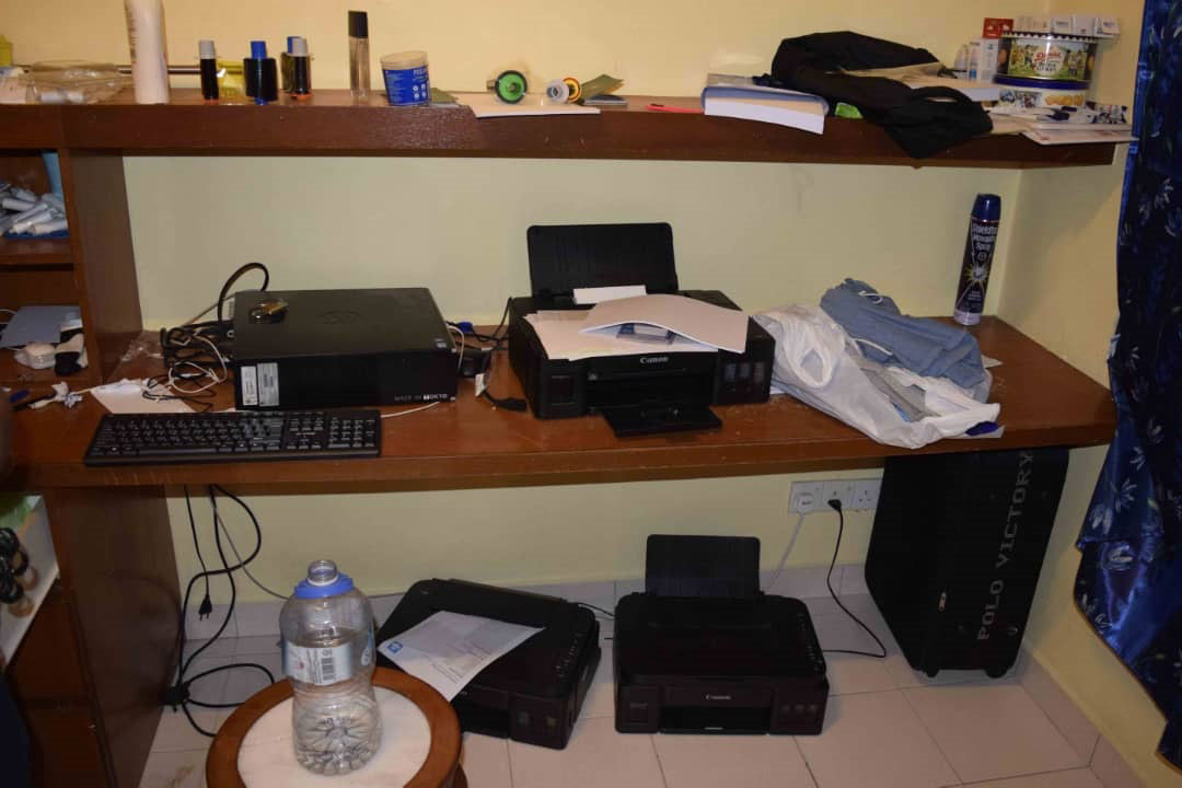 官员在首脑指引下，到一间公寓单位搜查，最终充公一台电脑及一台影印机等干案工具。