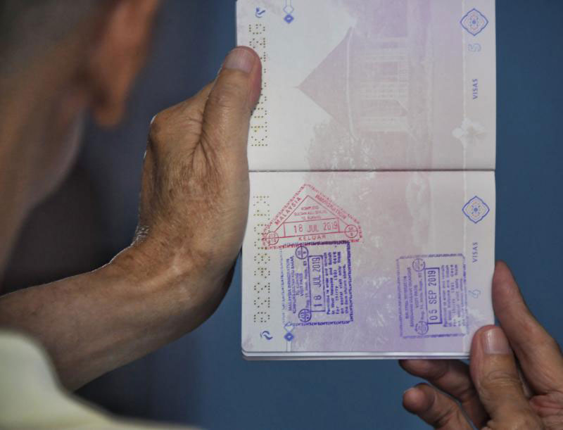 张先生的护照只有入境马国的印章，出境时却没盖章。