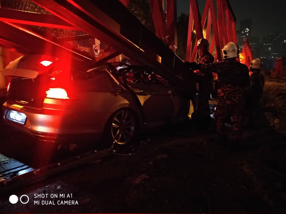 新加坡籍男子所驾驶的轿车，在行驶途中疑失控，猛撞天桥工地，当场夹毙。（照片消拯局提供）
