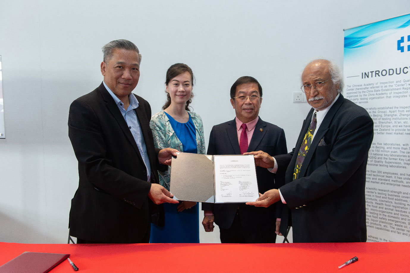 陈国伟（右二起）及江丽见证江华强（左）与阿都沙朗峇吉签署合作框架协议书。 