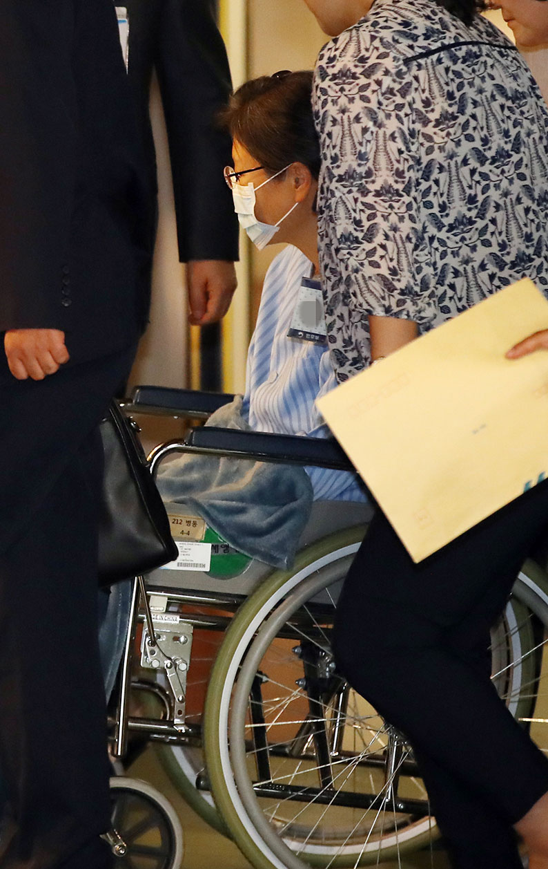 正在服刑的朴槿惠周一坐上轮椅，被送往首尔市区的医院接受肩部手术。（欧新社）