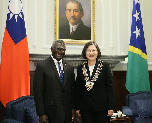 所罗门总理索加瓦雷2016年到访台湾，与蔡英文（右）合照。