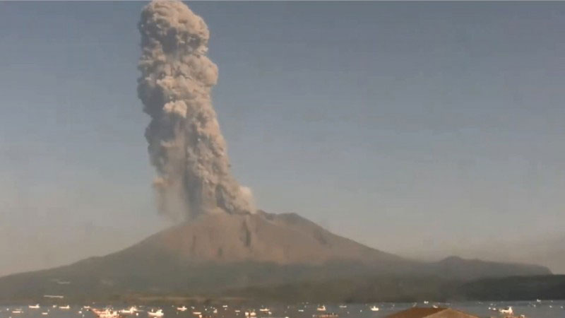 日本鹿儿岛县的樱岛火山周一早上大喷发，火山烟雾喷上2800公尺高的上空。