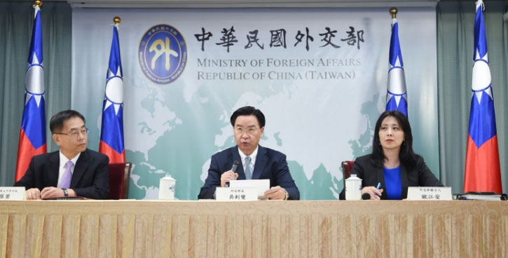 台湾外交部长吴钊燮（中）周一召开记者会，宣布与所罗门断交。