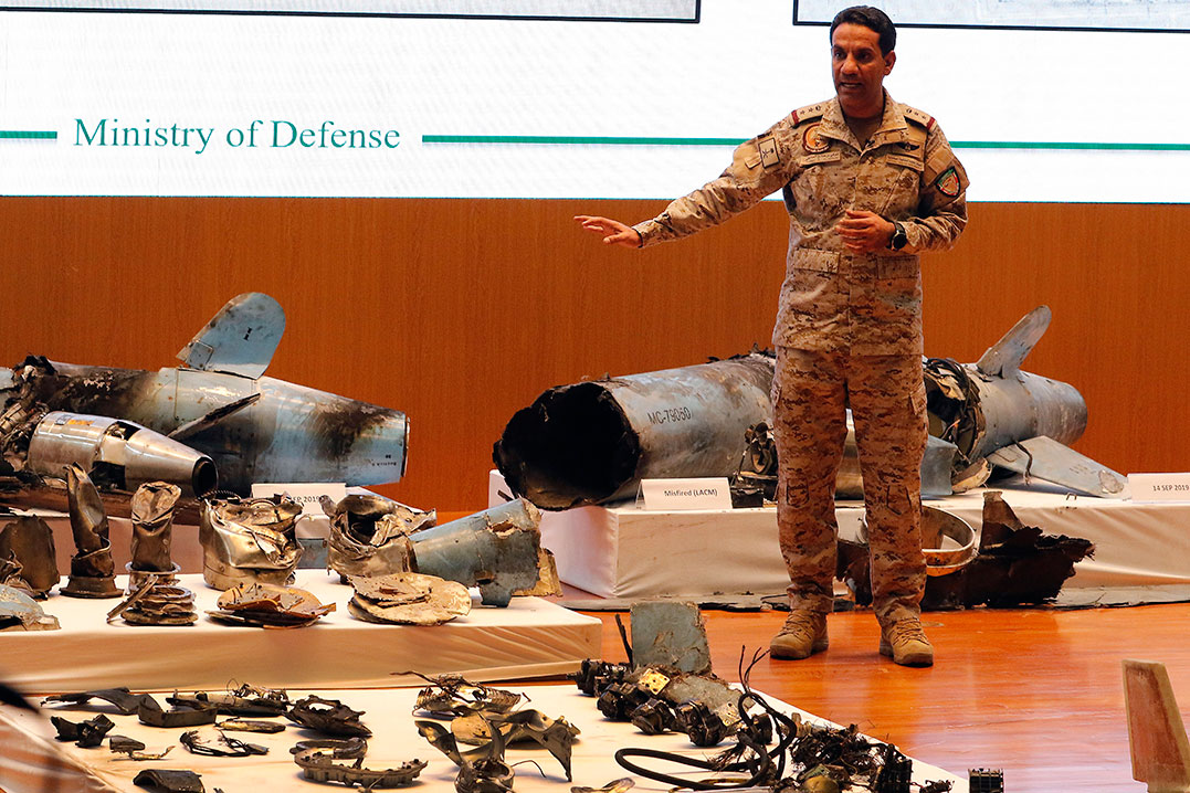 沙国国防部周三举行记者会，展示伊朗攻击石油设施的武器残骸。（欧新社）