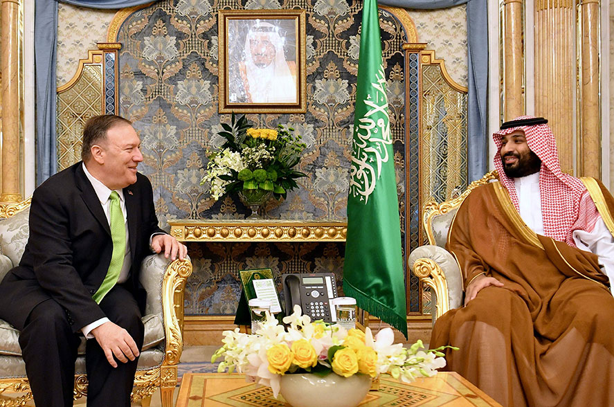 蓬佩奥（左）周三在吉达与沙地王储穆罕默德举行会谈。（法新社）