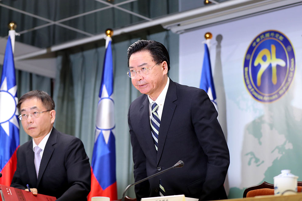 台湾外交部长吴钊燮（右）周五下午召开记者会，宣布与基里巴斯终止外交关系。（欧新社）