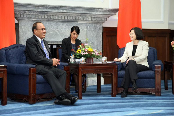 台湾总统蔡英文（右）曾于2016年会见基里巴斯总统马茂。 