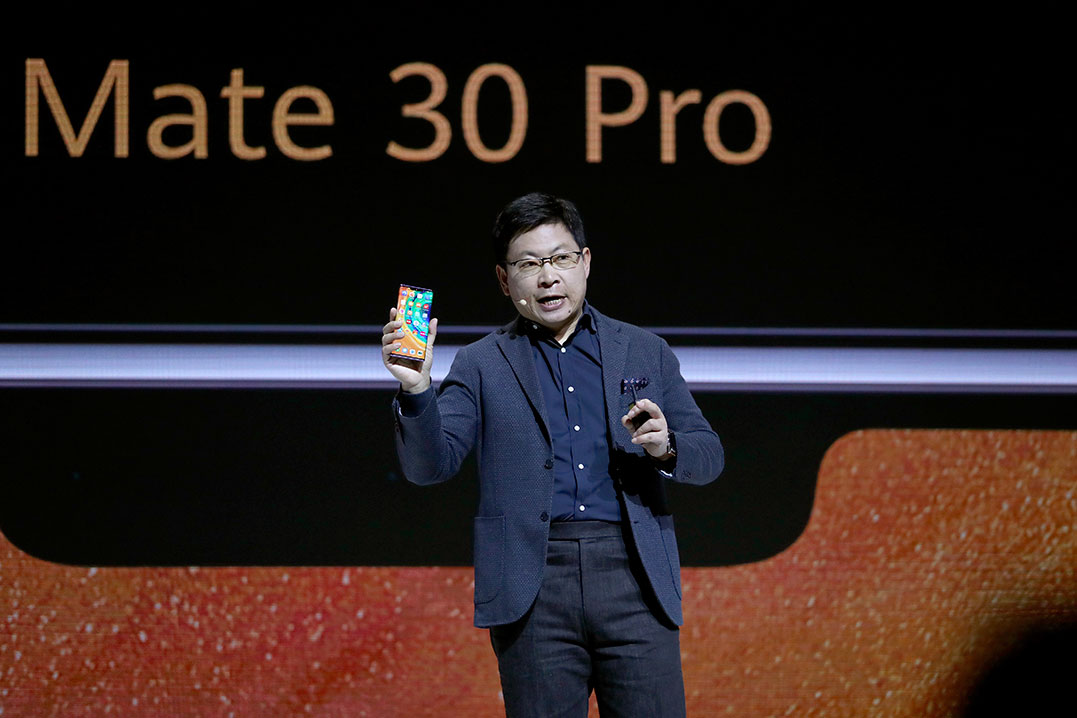 余承东在全球发布会上介绍Mate 30 Pro新功能。