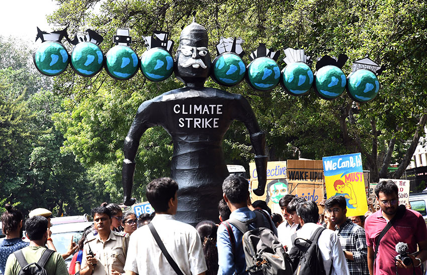 印度新德里也有包括学生的民众参与气候示威。（欧新社）