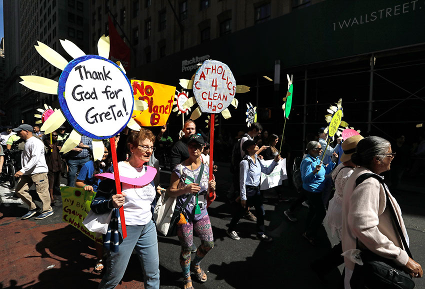 纽约曼哈顿民众手持标语参与气候游行。（欧新社）