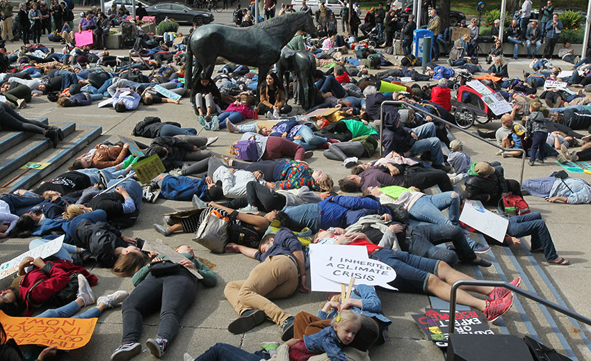 加拿大艾伯塔省卡尔加里市政厅前，有大批民众“躺尸”，表明不改善气候，人类也活不了。