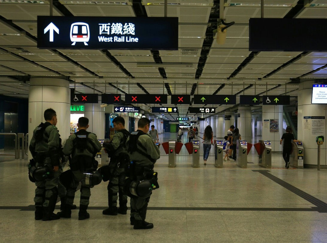 地铁站内有防暴警员在场戒备。