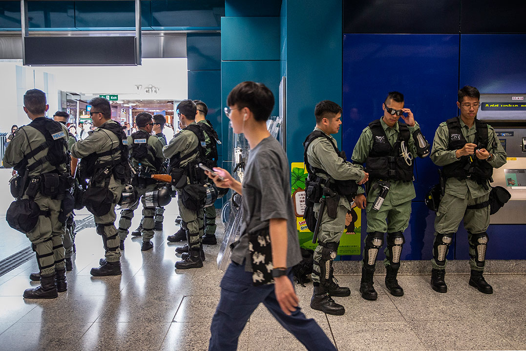 屯门地铁站内有防爆队警员驻守。（欧新社）