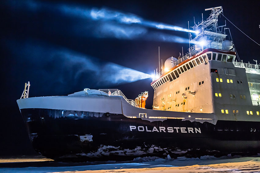 德国研究船“Polarstern”将在北极区逗留一年。图为该船2013年停泊在南极。（欧新社）
