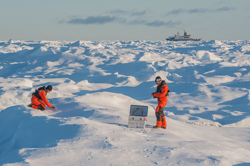 科学家2013年在北极进行塑料污染相关研究。（欧新社）