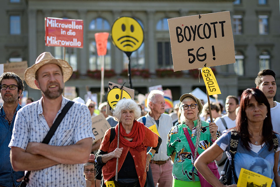 瑞士民众周六在首都伯恩上街示威，抗议5G。（法新社）