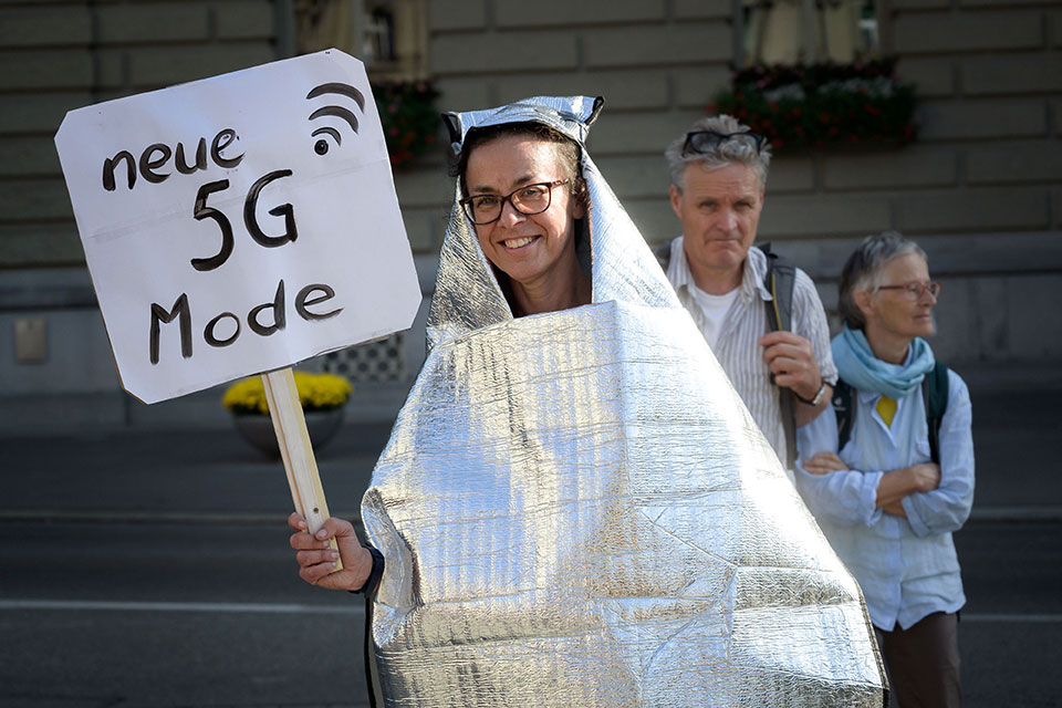 有示威者穿上铝箔衣，抗议5G网络辐射会损害健康。（法新社）