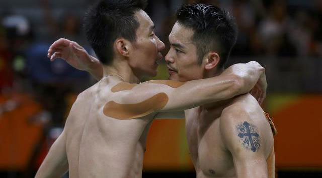 李宗伟（左）和林丹互换球衣，已深深记在球迷的脑海。（互联网档案照）