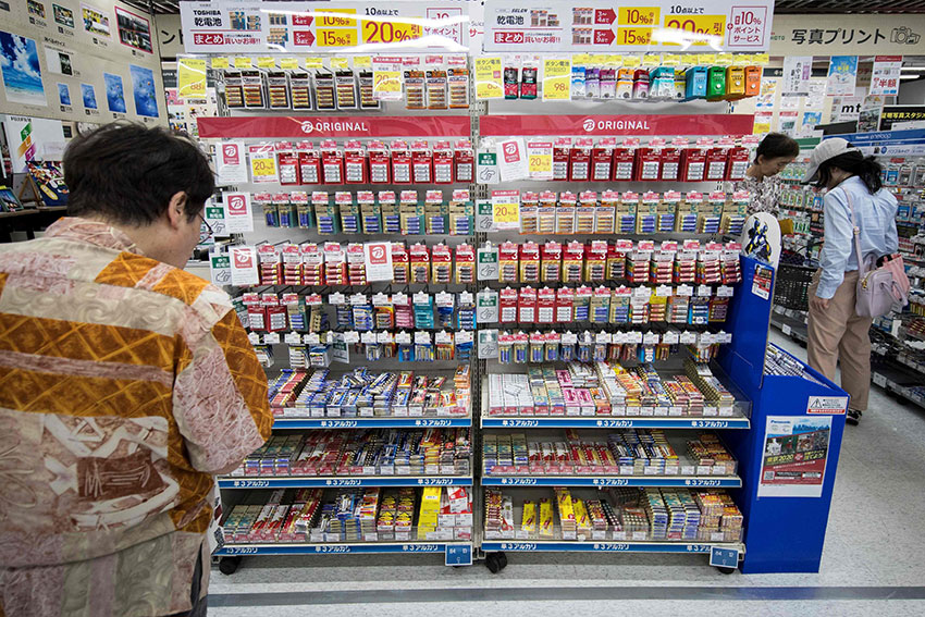 日本10月1日正式实施10%消费税，图为一名男子在东京商店选购商品。