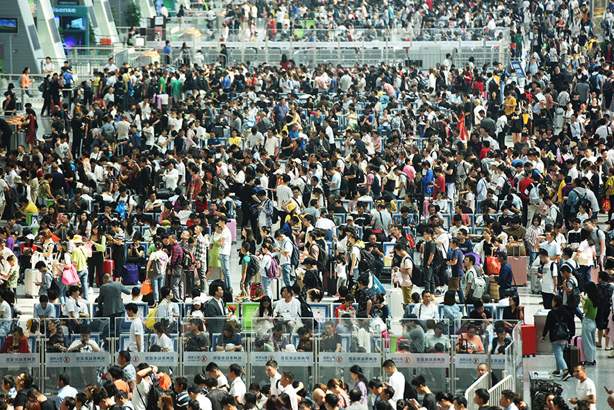 中国十一“黄金周”长假开始，杭州火车东站周一挤满人潮。（欧新社）