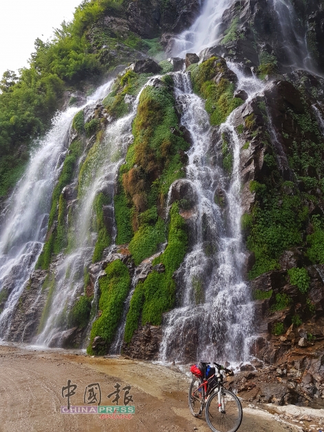 安娜普纳尔大环线的瀑布。