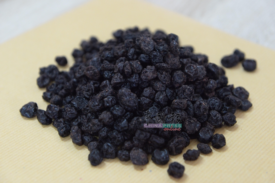蓝莓的微量元素和维他命含量高于其他水果，属高氨基酸、高铜、高锌、高铁果品，由于外国进口的新鲜蓝莓价格昂贵，民众可用干品代替。