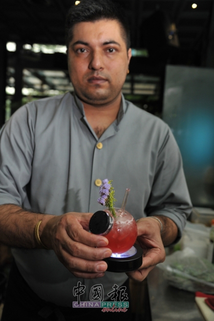 看着自己调制的鸡尾酒受到顾客喜爱，就是Arjun工作上最大的成就感。