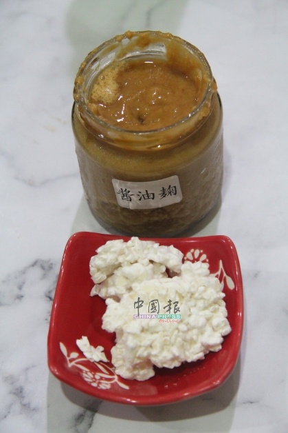 陈素敏加入自制的“酱油曲”，为伍仁月饼馅料调味提鲜。“酱油曲”是用有机酱油加米曲发酵而成，氨基酸含量高，可以提升食物的风味和口感。