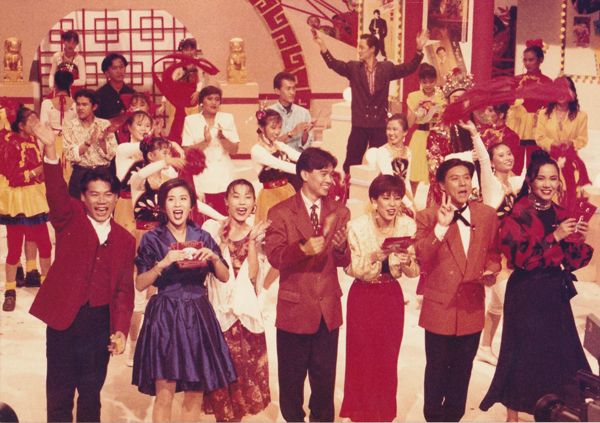 本地中文创作蓬勃的年代，周博华与其他歌手一起演出，同台的还有巫启贤。
