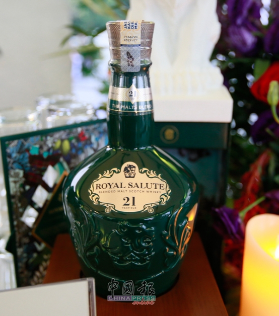 祖母绿瓶子装着的是The Malts Blend，口味层次丰富，香甜中带有多种香料的风味。