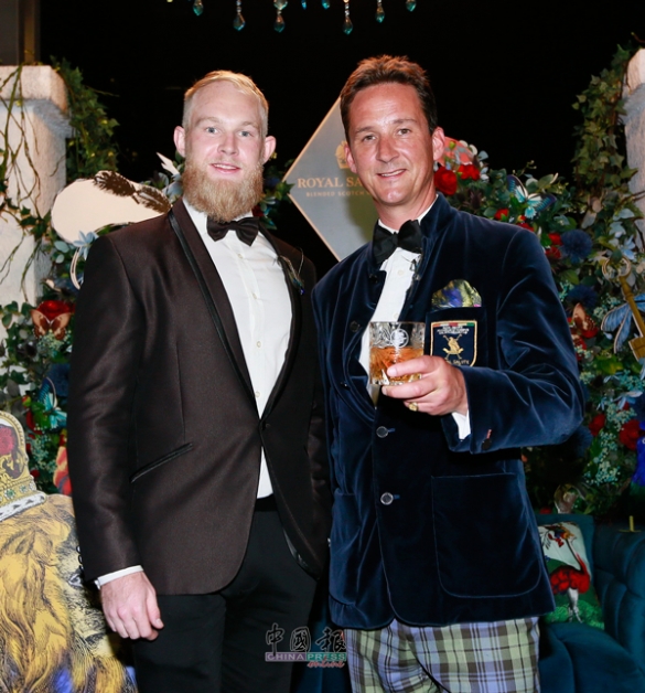 皇家礼炮大使十三世阿盖尔公爵托伊坎贝尔阁下（右）与苏格兰威士忌品牌大使Jasper Epsom（左）是当晚尊贵的嘉宾。