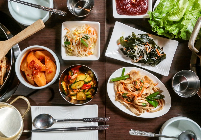 韩国人平常其实不会餐餐开伙、煮整桌菜，通常只会煮汤和白饭，配上冷的小菜，就是一餐。