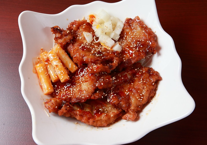 韩式炸鸡多会配搭年糕、腌萝卜一起吃。