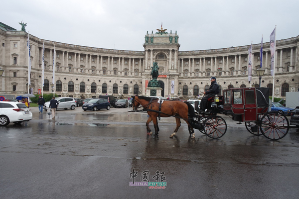 维也纳的街头上，马车穿梭在大大小小的街道接待旅客。