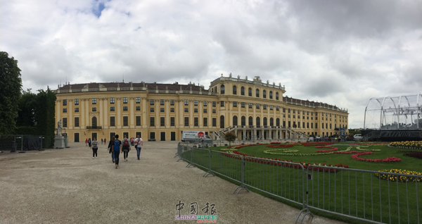 美泉宫在城市外围，但维也纳交通便利，坐轻轨一会儿便抵达。