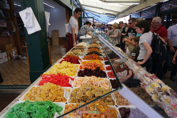 市集里有许多小贩在推销当地美食，图中为美味干果与腌制品
