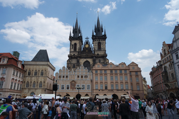 这是布拉格老城广场，当天有文化舞蹈活动，背景两座雄伟的高塔是泰恩教堂。