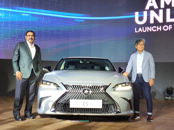 大马凌志汽车主席拉文德兰（左），及副主席 Akio Takeyama主持全新Lexus ES的推介。