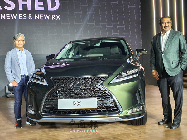 大马凌志汽车主席拉文德兰（右）及副主席Akio Takeyama，在推介礼后与小改款Lexus RX合照。