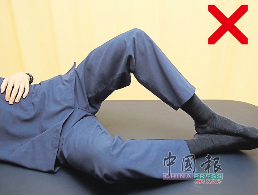 *备注：错误示范！将膝盖打开的过程中身体不要向后倾，屁股也不要碰到地板或床。