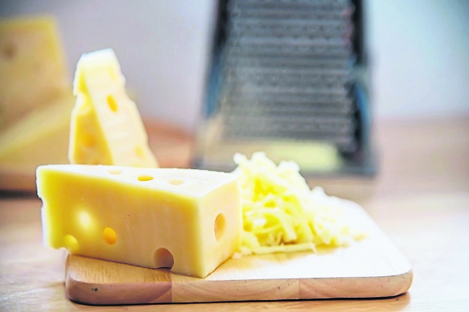 3.奶酪 　奶酪中含有非常丰富的钙质，对骨骼和关节组织有很好的保健作用。此外，它的乳糖含量则较低，是不饱和脂肪酸的天然来源，可以帮助增强免疫力。