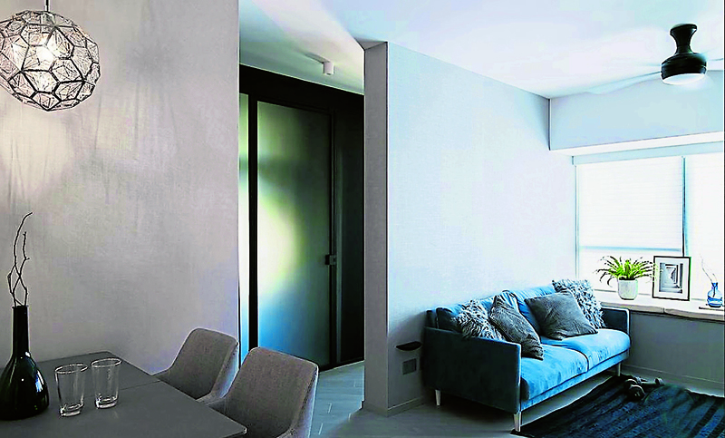 尽管电视墙选择了深灰色，但其余墙身一致选择了无装饰的白色。统一的墙身风格和颜色避免了凌乱，也让整体风格更加和谐。
