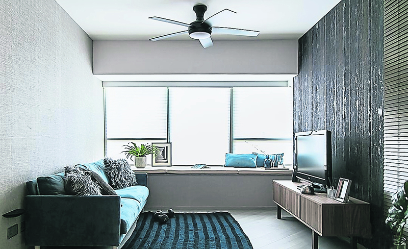 大面积窗户可以改善室内的光照条件，让空间变得更加光亮通透。小面积客厅也可以让住户心旷神怡。